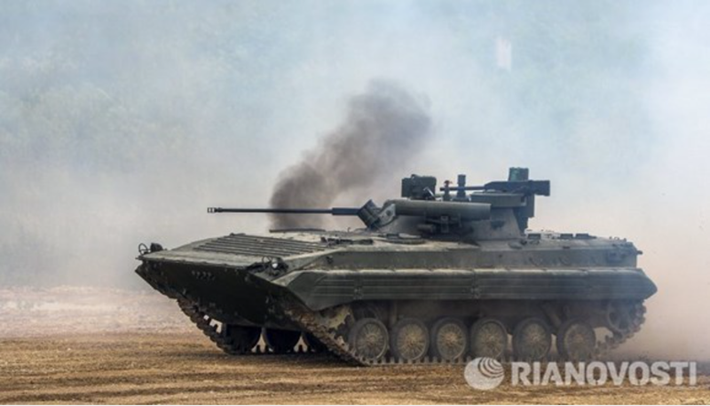 Trong xung đột Ukraine, xe chiến đấu bộ binh BMP-2 của Nga đã nổi lên như một phương tiện quan trọng cho các hoạt động tấn công, hỗ trợ bộ binh và các đơn vị thiết giáp trong các khu vực chiến đấu cường độ cao. Ảnh: RIA Novosti