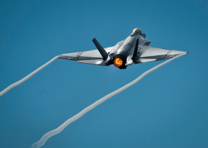 Hơn nữa, F-35 phụ thuộc vào các dữ liệu chiến đấu quan trọng như Tệp Dữ liệu Nhiệm vụ (MDF) để lập kế hoạch tác chiến. Những dữ liệu này được xử lý tại các cơ sở của Mỹ, và nếu không có quyền truy cập vào chúng, các nhiệm vụ của F-35 sẽ kém hiệu quả hơn rất nhiều. Ngay cả khi một quốc gia có thể tiếp tục vận hành một số lượng nhỏ F-35 sau khi bị cắt nguồn hỗ trợ, chúng vẫn sẽ mất đi khả năng chiến đấu tiên tiến nhất.