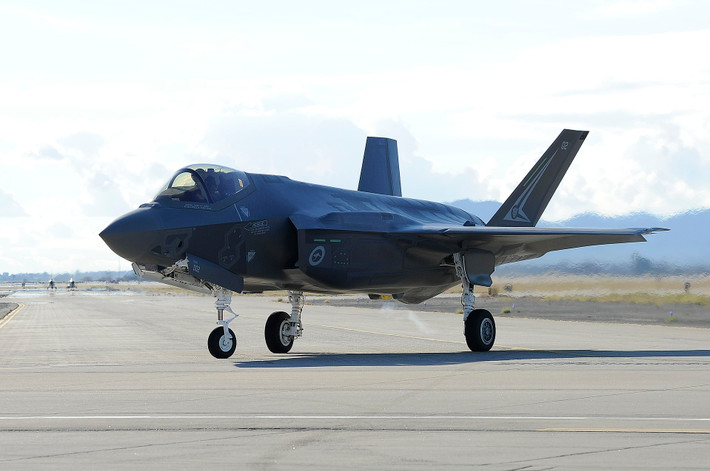 Theo Tướng Frederik Vansina, Tổng Tham mưu trưởng Quân đội Bỉ, "Chương trình F-35 dựa vào chuỗi hỗ trợ hậu cần toàn cầu, với các bộ phận thay thế luân chuyển giữa các quốc gia sử dụng". Điều này đồng nghĩa với việc nếu Mỹ quyết định cắt nguồn cung ứng, các máy bay F-35 sẽ sớm trở thành đống sắt vụn.