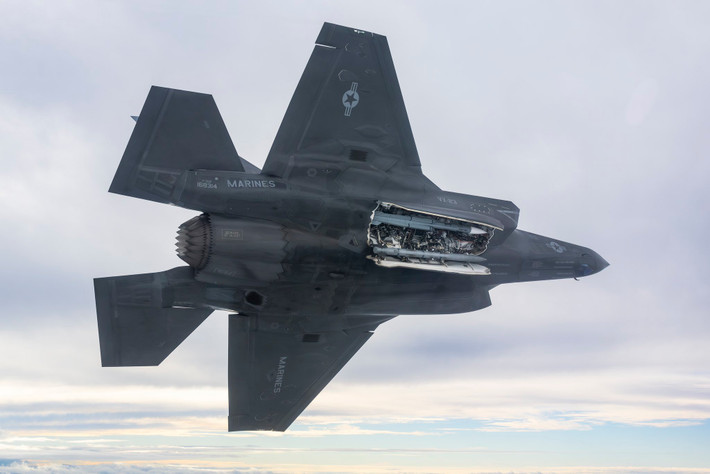 Trước những cáo buộc này, Lockheed Martin và nhiều chính phủ đã lên tiếng bác bỏ, khẳng định rằng không có bằng chứng về sự tồn tại của tính năng này.