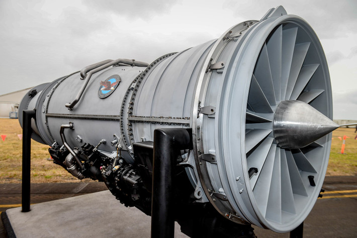 Lockheed Martin và Pratt & Whitney - nhà cung cấp động cơ F135 cho F-35 - nắm giữ phần lớn quyền kiểm soát đối với hoạt động bảo trì của F-35. Nhiều bộ phận trên máy bay, đặc biệt là các "hộp đen" chứa hệ thống điện tử quan trọng, được niêm phong để tránh bị sửa chữa ngoài phạm vi kiểm soát của Mỹ. Bất kỳ hoạt động bảo trì quan trọng nào đều phải được thực hiện tại các cơ sở do Lockheed Martin chỉ định.