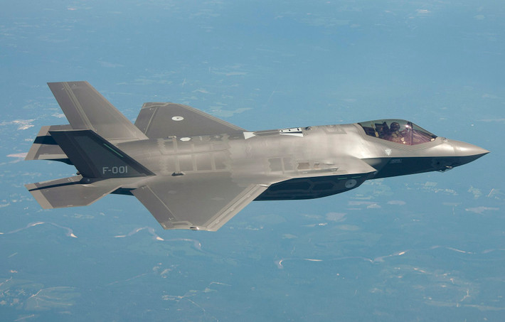 Dù không có "công tắc hủy diệt" bí mật, Mỹ vẫn kiểm soát hoàn toàn các F-35 mà họ xuất khẩu thông qua các cơ chế bảo trì, hậu cần và dữ liệu. Nếu Mỹ muốn, họ có thể nhanh chóng khiến bất kỳ phi đội F-35 nào của nước ngoài trở nên vô dụng chỉ bằng cách cắt nguồn hỗ trợ. Điều này cho thấy các nước mua F-35 không chỉ mua một chiếc máy bay chiến đấu mà còn mua sự phụ thuộc vào Mỹ.