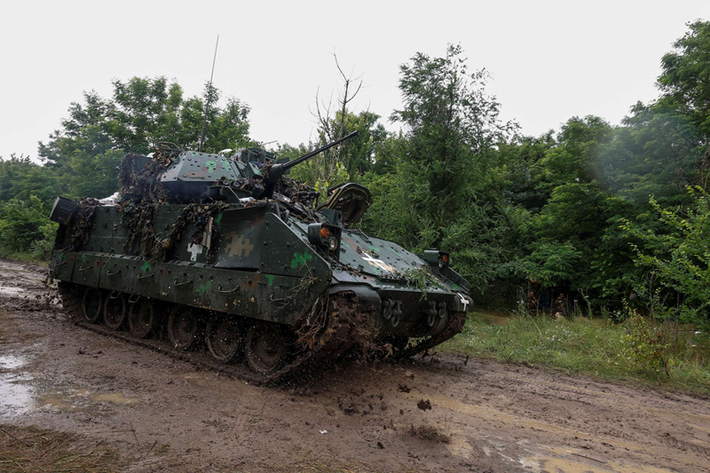 Ngoài Abrams, Ukraine cũng mất thêm xe chiến đấu bộ binh M2 Bradley vào tay Nga. Theo Forbes, chính quyền Biden đã gửi hơn 300 xe chiến đấu bộ binh Bradley cho Ukraine, và phía Ukraine đã phân bổ chúng cho ít nhất sáu tiểu đoàn, mỗi tiểu đoàn có 31 xe, bao gồm một số đơn vị thuộc Lữ đoàn Cơ giới 47. Ảnh: Reuters