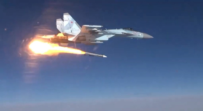 Trong khi đó, MiG-29, dù nổi tiếng với khả năng cơ động cao, lại bộc lộ nhiều hạn chế khi đối đầu với Su-30SM2. Được thiết kế từ thời Liên Xô để cạnh tranh với F-16, MiG-29 có ưu thế trong các trận chiến nhờ sự linh hoạt và hệ thống ngắm bắn trên mũ bảo hiểm phi công. Radar và vũ khí của MiG-29 chỉ có tầm bắn khoảng 70 km, khiến MiG-29 gặp bất lợi lớn trước Su-30SM2.