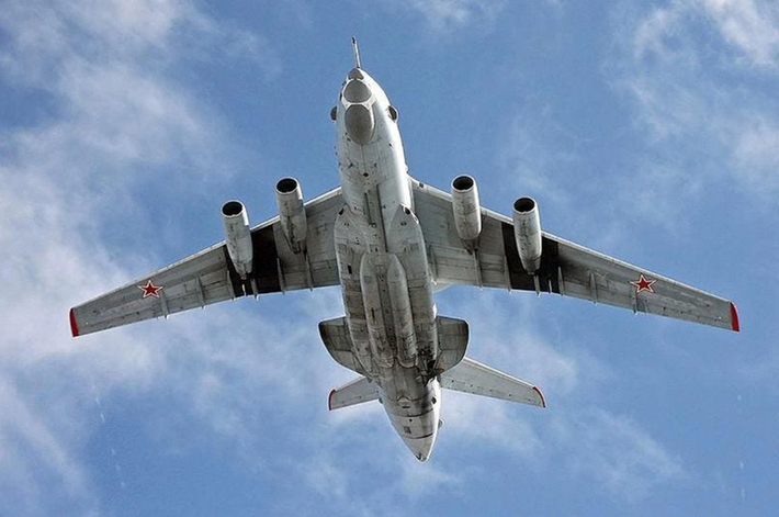 Vậy vì sao người Ukraine lại muốn phá hủy A-50 đến vậy? Bởi vì đây là một mẫu máy bay độc nhất vô nhị, được phát triển dựa trên nền tảng Il-76. Lần đầu cất cánh vào năm 1978 và chính thức được biên chế vào năm 1985, A-50 được thiết kế để thay thế mẫu Tu-126 đã lỗi thời.