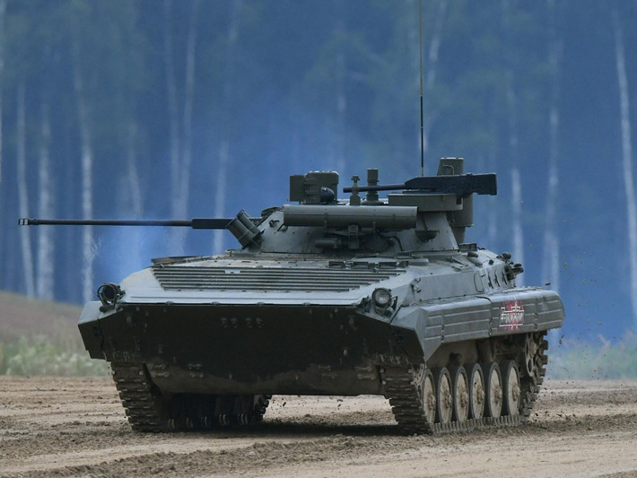 Sự nổi bật của BMP-2 nhấn mạnh một bức tranh rộng hơn về cuộc cạnh tranh công nghệ, đặt kỹ thuật Nga đối đầu với các đối thủ phương Tây như xe chiến đấu bọc thép M2 Bradley của Mỹ – một trụ cột trong các lữ đoàn cơ giới Ukraine. Sự đối lập này mang đến góc nhìn về cách các nền tảng cũ, thông qua hiện đại hóa, vẫn duy trì được vai trò trong chiến trường ngày nay. Ảnh: Wikipedia
