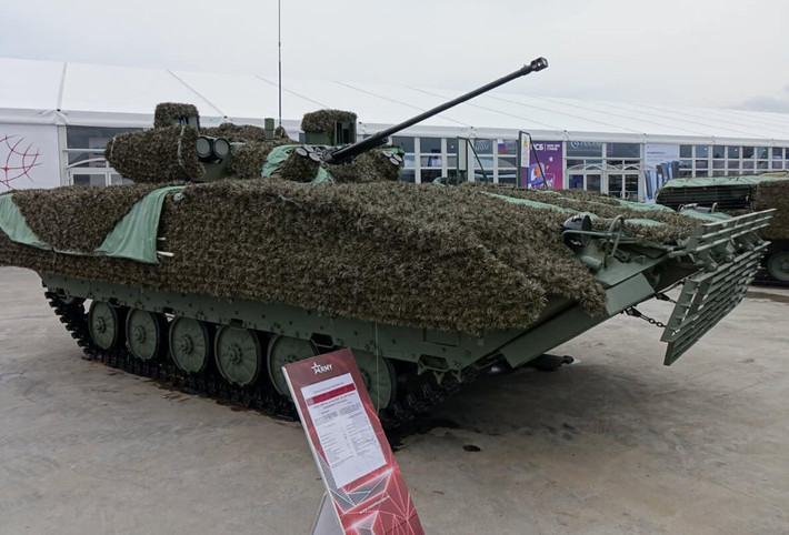 Khi lực lượng Nga đẩy mạnh các cuộc tấn công, vai trò của BMP-2 trong việc xuyên phá phòng tuyến và cung cấp hỏa lực yểm trợ đã thu hút sự chú ý trở lại, đặc biệt khi nhà sản xuất Rostec quảng bá những cải tiến đáng kể nâng cao khả năng của phương tiện này. Ảnh: Bộ Quốc phòng Nga