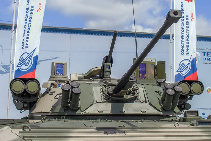 BMP-2M, được trang bị mô-đun chiến đấu Berezhok, sở hữu pháo tự động 30mm, bốn tên lửa chống tăng có điều khiển Kornet và súng phóng lựu tự động. Rostec nhấn mạnh việc tích hợp hệ thống điều khiển hỏa lực kỹ thuật số, kính ngắm kết hợp và cơ chế theo dõi tự động, cho phép xe tấn công xe tăng, các vị trí kiên cố hoặc quân địch ở khoảng cách xa. Ảnh: Sputnik