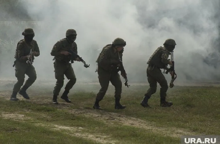 Malaya Loknya là tuyến phòng thủ phía bắc của khu vực do Ukraine kiểm soát tại Kursk. Ukraine đã dành nửa năm để biến nơi này thành một pháo đài kiên cố, đồng thời triển khai Lữ đoàn đổ bộ đường không số 95 – một trong những đơn vị tinh nhuệ nhất. Ban đầu, phía Ukraine dự đoán cuộc chiến tại đây sẽ kéo dài ít nhất 10 ngày, nhưng quân đội Nga chỉ mất vỏn vẹn hai ngày để vượt qua trở ngại này. Ảnh: Ura.ru