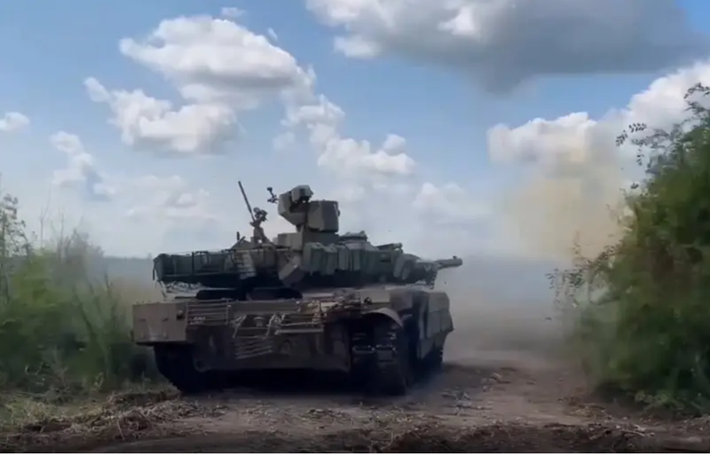 Do cuộc tấn công diễn ra quá bất ngờ, quân Ukraine chưa kịp phản ứng đã bị quân Nga đánh bật khỏi khu vực. Mặc dù các lực lượng Ukraine gần đó cố gắng phản công, nhưng quân chủ lực Nga đã đẩy mạnh đà tiến công từ khu công nghiệp, nhanh chóng chiếm thêm trang trại Zazulevka lân cận. Thậm chí, có thông tin cho rằng quân Nga đã tiến vào Bogdanovka. Ảnh: Topcor