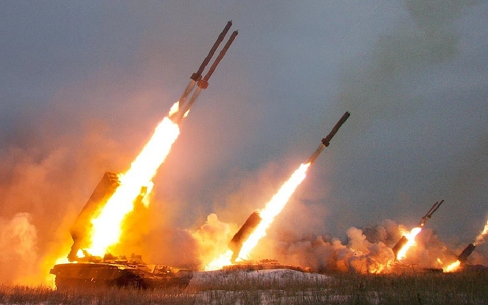 Nếu viễn cảnh đó thành hiện thực, Eveleth nhận định: “Trong 10 hoặc 20 năm nữa, NATO sẽ phải đối mặt với một nước Nga được tái vũ trang toàn diện". Khác với Nga trước đây, vốn phụ thuộc nhiều vào kho vũ khí hạt nhân, thì Nga trong tương lai sẽ sở hữu năng lực tác chiến thông thường mạnh hơn. Điều này đồng nghĩa với việc ngưỡng xung đột trực tiếp giữa Nga và NATO sẽ bị hạ thấp đáng kể. Ảnh minh họa: Bộ Quốc phòng Nga