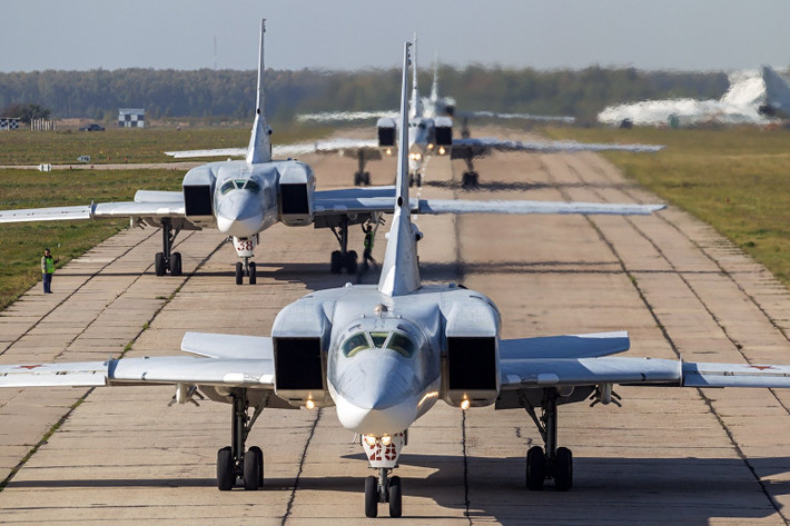 Bên cạnh đó, các máy bay ném bom như Tu-95MS và Tu-22M3 cũng đóng vai trò quan trọng trong các hoạt động tấn công cơ sở hạ tầng ở xa tiền tuyến. Tuy nhiên, việc tập trung đột ngột một số lượng lớn máy bay ném bom như vậy tại phía bắc xa xôi này không phải là cảnh tượng thường thấy và đã thu hút sự chú ý của những người quan sát các hoạt động quân sự của Nga. Ảnh Wikipedia