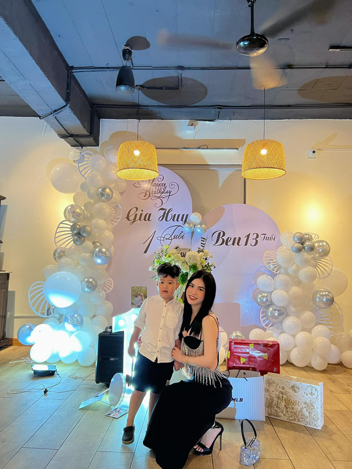 Thời điểm mới ly hôn với Việt Anh, Hương Trần bày tỏ sự mệt mỏi và khó khăn khi phải bươn chải kiếm tiền để nuôi Đậu Đậu.