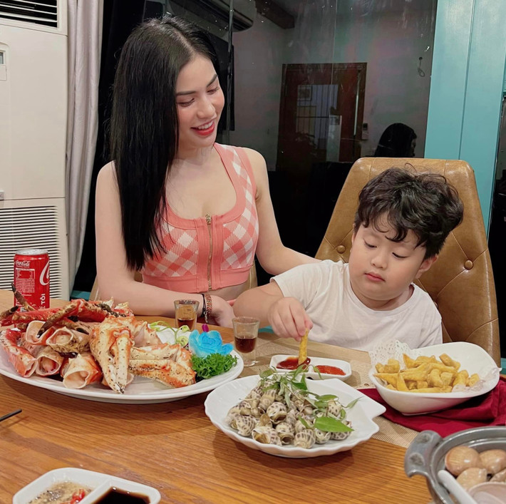 Được mọi người ủng hộ trong việc kinh doanh online, vợ cũ Việt Anh đã có thể tự tin nuôi dạy con trai trong đủ đầy. Cô chia sẻ trên GĐ&XH chuyện Việt Anh cũng trợ cấp nuôi con một phần.
