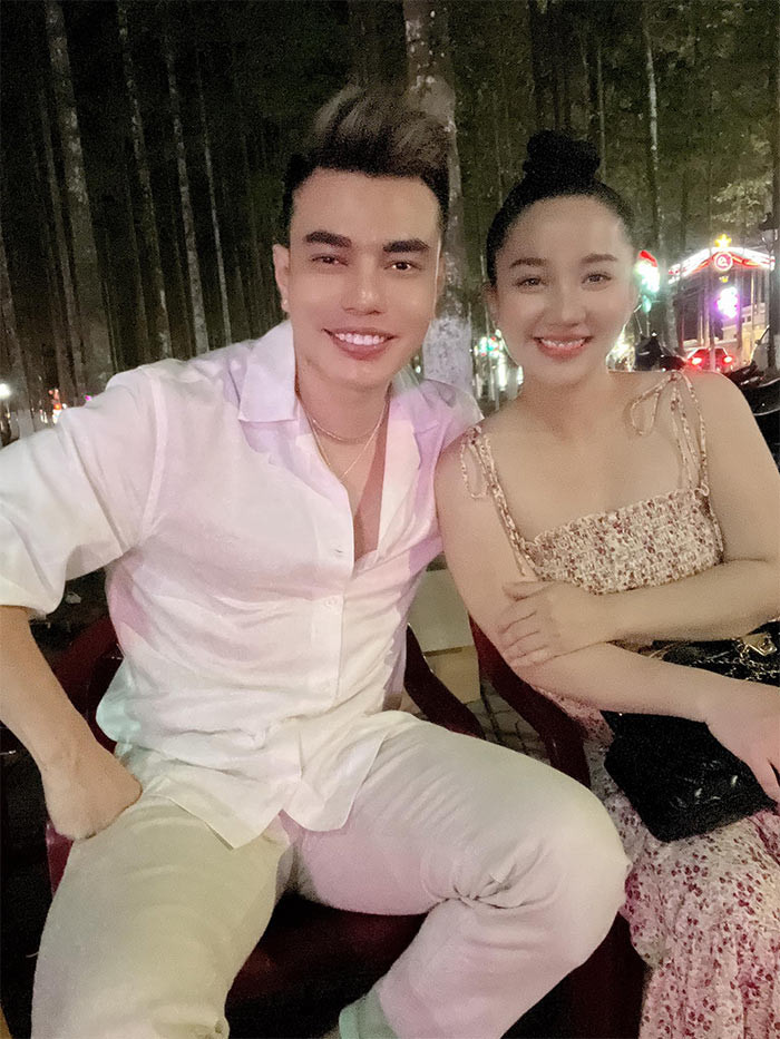 Mới đây, Lê Dương Bảo Lâm đã phản ứng gay gắt khi Nam Em chê vợ anh ăn mặc luộm thuộm. "Chị Quỳnh nhà anh là quá dễ thương luôn. Chị vừa có nhan sắc, vừa có chiều cao, chị rất đẹp rất sang nhưng ăn mặc hơi luộm thuộm", Nam Em nói trong buổi trò chuyện với Lê Dương Bảo Lâm, Khả Như, Mặc Văn Khoa.