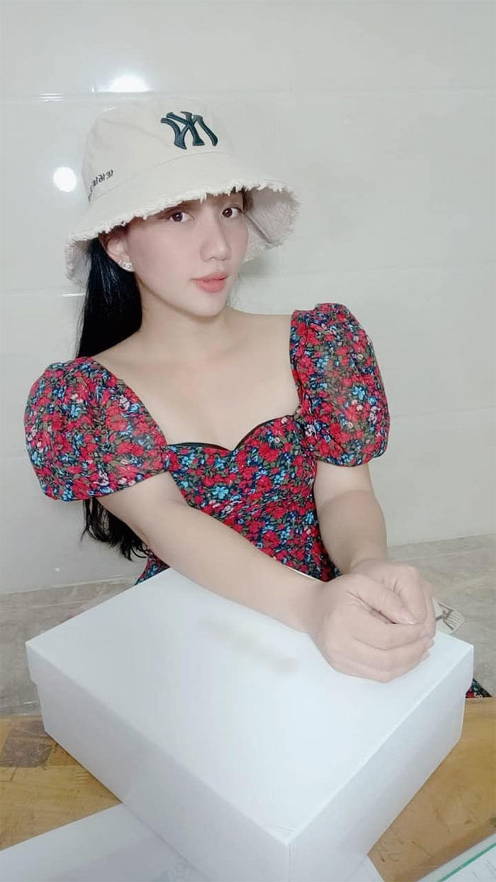Quỳnh Anh trẻ trung với out fit là váy hoa tay bồng và mũ vải đội đầu.