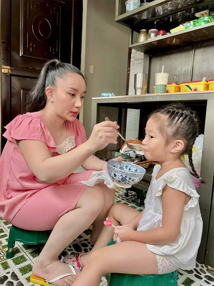 Tuy nhiên, khi có con, Quỳnh Anh đơn giản hơn trong phục trang của mình, đặc biệt là trang phục mặc nhà.
