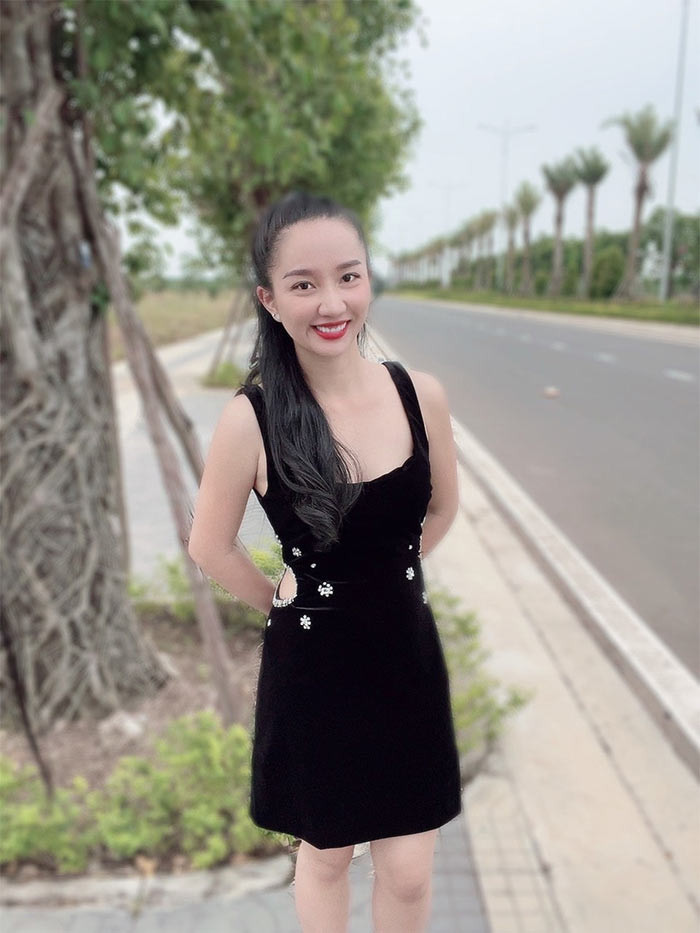 Ngoài đời, Quỳnh Anh là người khá giản dị trong cách ăn mặc. Bà xã nam diễn viên hài cũng chỉ chọn những chiếc váy đơn sắc, không quá cầu kỳ.