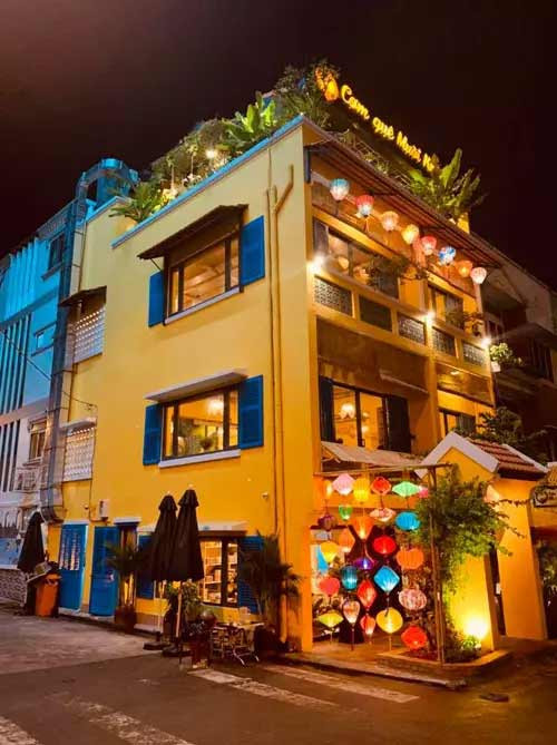 Anh và vợ, nữ diễn viên Nhã Phương là chủ tiệm cơm quê "Mười Khó" tại quận 3, TP.HCM. Tháng 5/2020, hai vợ chồng anh mở thêm một chi nhánh cơm quê tại quận Phú Nhuận, một nhà hàng hải sản tại Bà Rịa - Vũng Tàu rộng hàng ngàn mét vuông và khá sang trọng. (Ảnh: Vietnamnet)