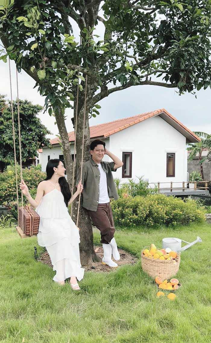 Hiện vợ chồng Trường Giang đang sở hữu một căn biệt thự ven biển Phú Quốc trị giá ước tính 15 tỷ đồng, một khu nhà trọ đẹp như khách sạn mang tên con gái anh "Destiny" ở Đồng Nai và một căn hộ sang trọng ở TP.HCM.