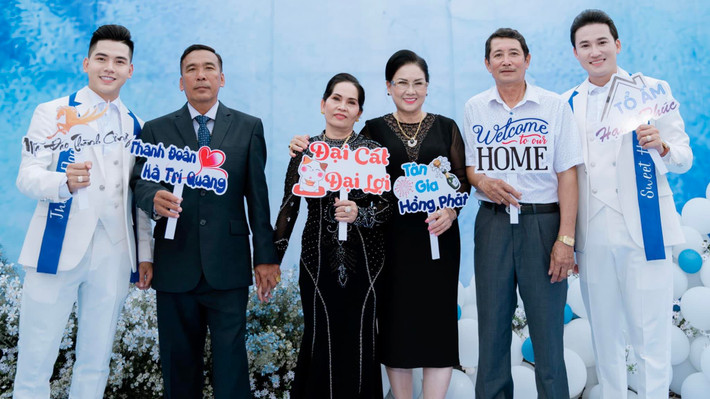 Trong bữa tiệc tân gia hoành tráng của Hà Trí Quang và Thanh Đoàn, hình ảnh cả hai được bố mẹ hai bên ủng hộ và vun vén khiến fan không ngớt gửi lời chúc phúc.
