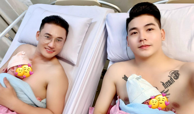 Trước đó, cặp sao đã bay sang Thái Lan để đón cặp song sinh "đủ nếp đủ tẻ" trong niềm hạnh phúc vỡ òa. Dù chưa lộ rõ gương mặt nhưng hai thiên thần nhà Hà Trí Quang và Thanh Đoàn đều toát lên nét đẹp như tranh vẽ với sống mũi cao, nước da trắng...