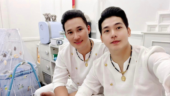 Trước khi chính thức gia nhập hội các ông bố "bỉm sữa" và chào đón hai con, cặp sao đã chuẩn bị kỹ lưỡng với căn phòng ngủ được trang trí đầy đủ thiết bị, vật dụng cần thiết.