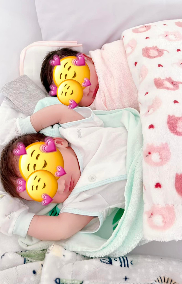 Mới đây, trên trang fanpage lập riêng cho cặp song sinh 1 trai 1 gái Ka Ka và Muội Muội, diễn viên Hà Trí Quang và người yêu đồng giới là nam ca sĩ Thanh Đoàn khoe ảnh cận mặt hai con mới chào đời được 6 ngày tuổi khiến fan "chết mê".