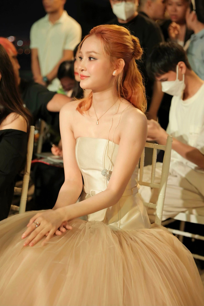 Style đi diễn của Hiền Hồ cũng thu hút nhiều sự chú ý.
