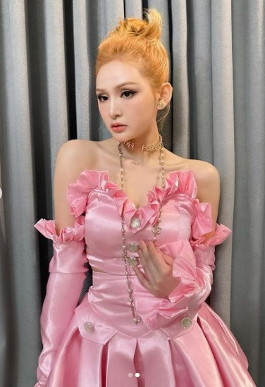 Dù vướng bê bối đời tư cũng như đối mặt với không ít lời xì xào, bàn tán, nhưng có thể thấy người đẹp sinh năm 1997 vẫn đang rất "đắt show" tại quán bar hay sự kiện.
