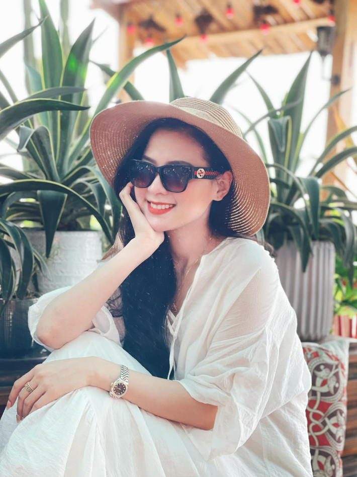 Bạn gái ca sĩ của Minh Luân sở hữu nhan sắc xinh đẹp ngọt ngào và đằm thắm, được người hâm mộ ví như hoa hậu.