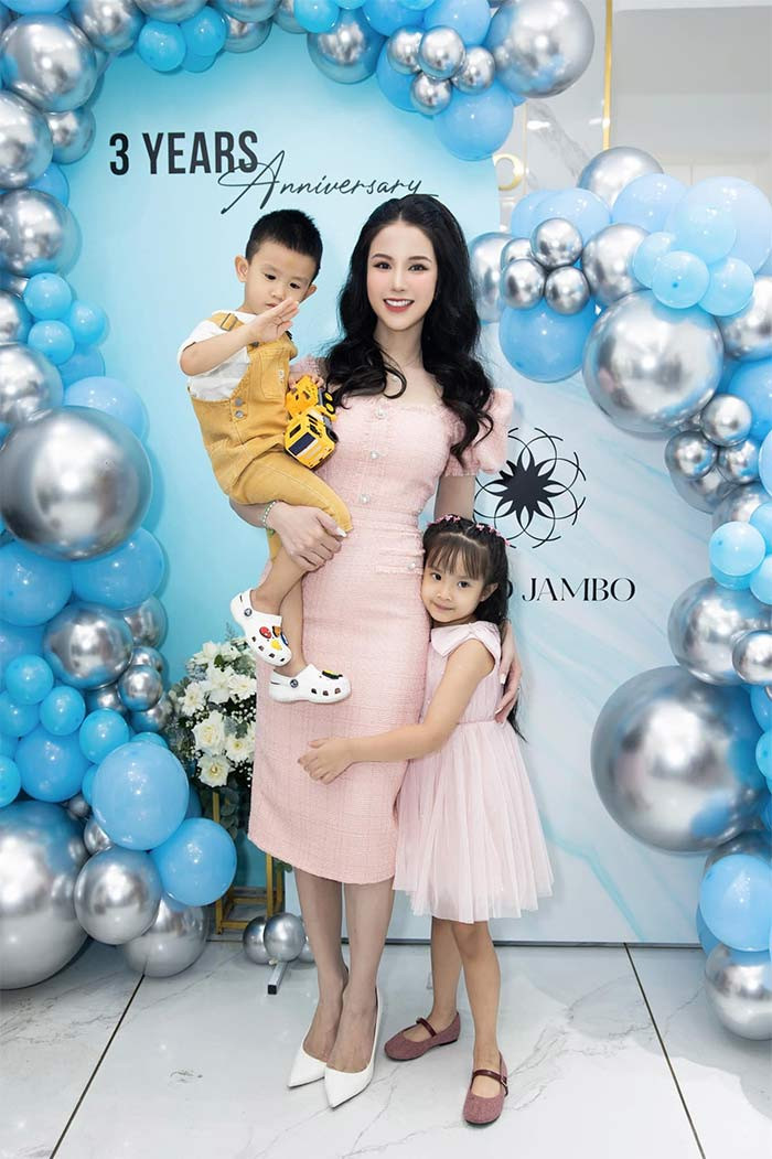 Cô bé xinh đẹp trong một buổi đi dự sự kiện cùng mẹ và em trai.