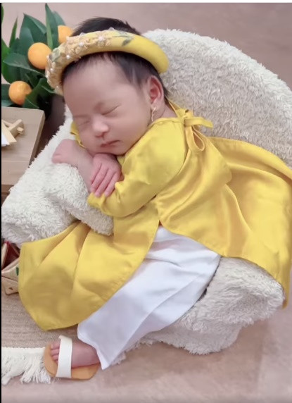 Hai con song sinh của cặp diễn viên - ca sĩ đều toát lên nét đẹp như tranh vẽ với mái tóc đen dày, sống mũi cao, nước da trắng...