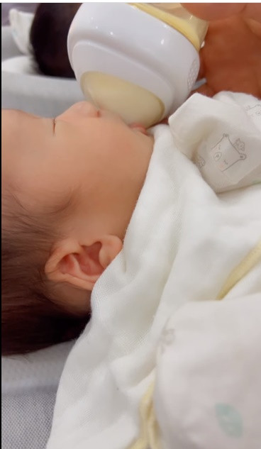 Cả hai bé đều được ba Đoàn và cha Quang chăm sóc rất chu đáo.
