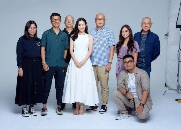 Son Ye Jin xuất hiện trong một buổi chụp hình quảng cáo với một thương hiệu khi bụng đã lùm lùm. (Ảnh: 163)