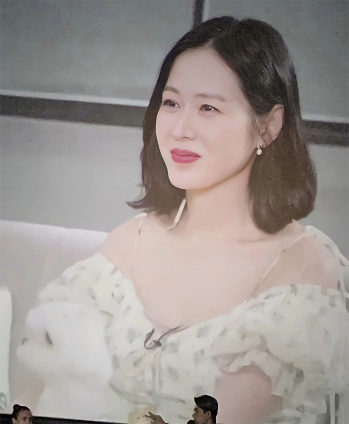 Ngày 18/8, bà bầu Son Ye Jin tươi tắn xuất hiện trong buổi giao lưu trực tuyến với người hâm mộ Philippines. (Ảnh: News)