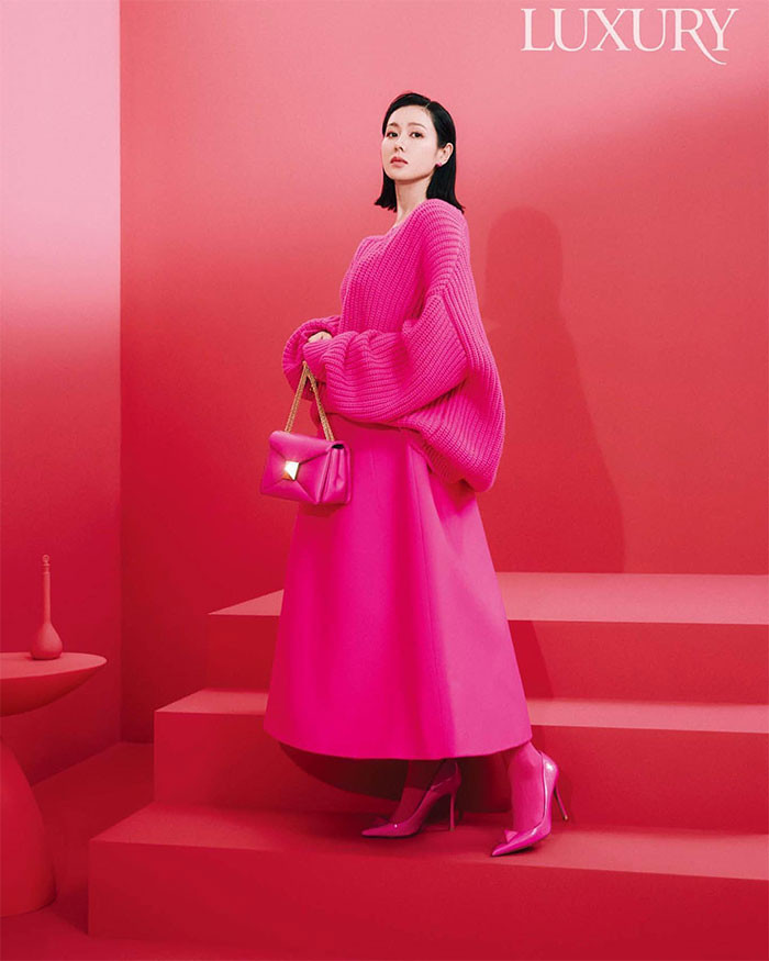Tháng 9/2022, Son Ye Jin nhận lời làm mẫu ảnh cho tạp chí Luxury. Chiếc váy rộng cũng không thể giấu được bụng bầu của bà xã Hyun Bin. (Ảnh: Instagram)