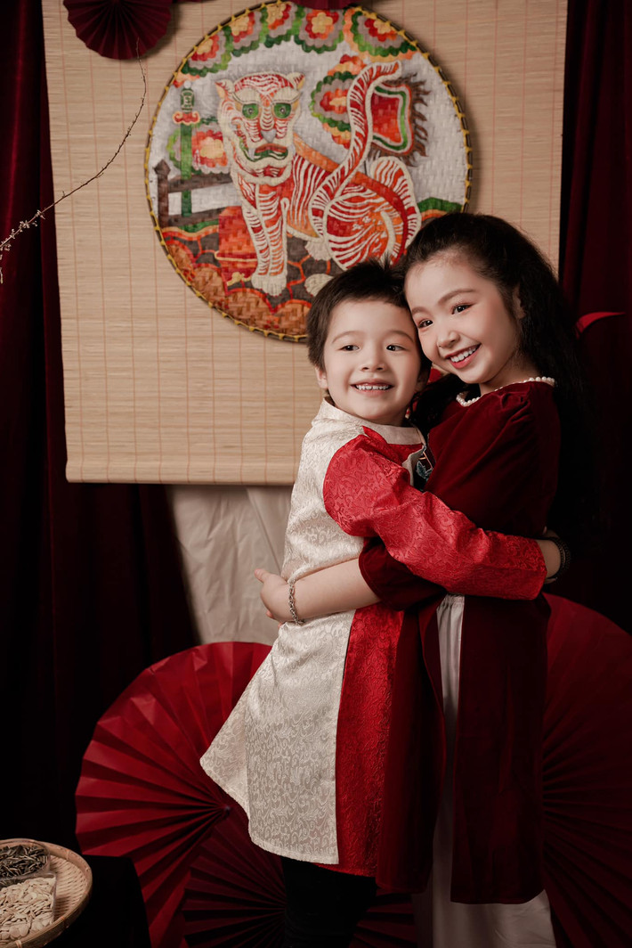 Hai thiên thần nhỏ của Elly Trần là con gái Cadie Mộc Trà (8 tuổi) và con trai Alfie Túc Mạch (7 tuổi) sở hữu lượng fan không hề nhỏ nhờ vẻ ngoài đáng yêu, càng lớn càng thông minh ngoan ngoãn.