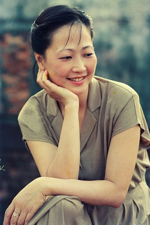 Như Quỳnh gây ấn tượng bởi đôi mắt một mí biết nói, phong thái đoan trang đúng kiểu con gái Hà Nội xưa.
