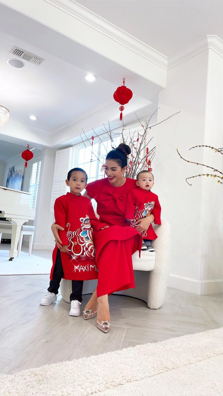 Sau 4 năm kề từ khi vướng ồn ào chuyện từ bỏ showbiz để sang Mỹ sinh con cho đại gia, Hoa hậu Phạm Hương cởi mở hơn khi chia sẻ hình ảnh về các con và cuộc sống sang chảnh tại xứ sở cờ hoa.