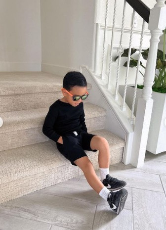 Trong khi đó, anh cả Maximus mới 4 tuổi đã ra dáng thiếu gia nhí, được mẹ cho làm quen với thú chơi nhà giàu.