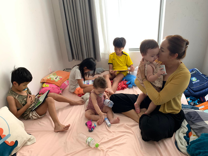Dù trong số 5 con nhỏ, có bé không phải là con ruột song nàng hậu vẫn dành tình cảm yêu thương và thời gian chăm sóc các "nhóc tì" như nhau.