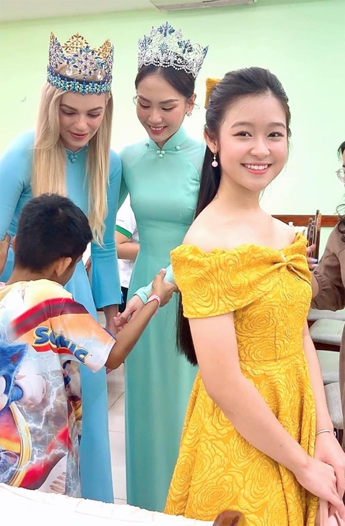 Ở tuổi 14, Bảo Ngọc lớn bổng và càng ngày càng ra dáng hoa hậu.