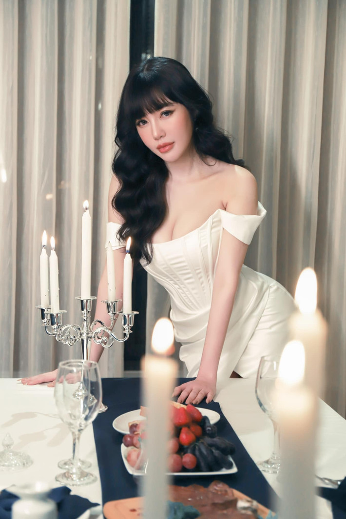 Elly Trần hiện là mẹ của hai con đáng yêu. Dù không còn hoạt động mạnh mẽ trong showbiz nhưng mẹ bỉm sữa vẫn nhận được rất nhiều sự quan tâm.
