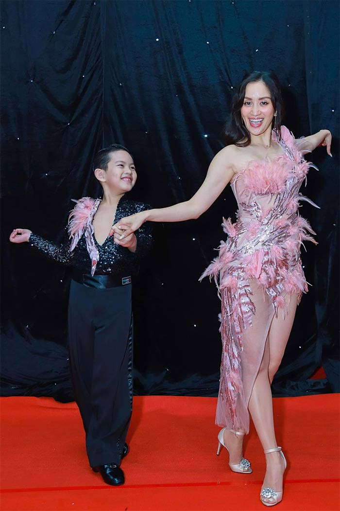 Còn nhỏ nhưng Kubi được cùng bố mẹ tham dự nhiều sự kiện và nhảy rất điêu luyện với bố mẹ.