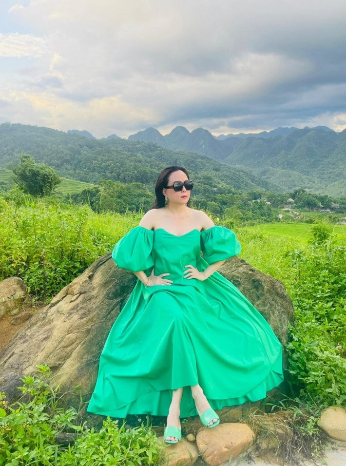 Dù về quê lao động vất vả nhưng Phượng Chanel khoe vẫn giữ được làn da căng bóng, thậm chí hồng hào hơn trước. Nữ doanh nhân tận hưởng cuộc sống bình yên sau biến cố tình cảm.