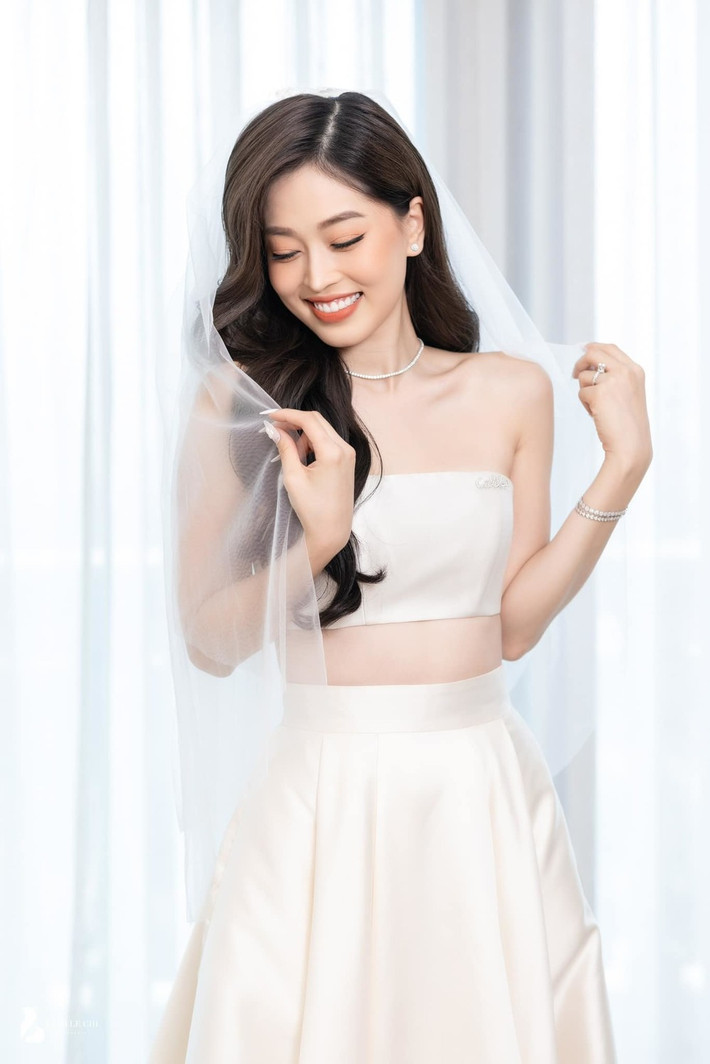 Nàng á hậu khoe vẻ đẹp tuyệt mỹ trong bộ váy cưới hiện đại.