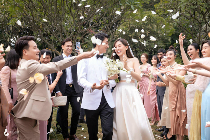 Từ phản ứng của nam diễn viên "Gara hạnh phúc", có thể thấy anh sẵn sáng lên tiếng bênh vực bà xã mỗi khi cô nhận về những lời bình luận không hay.