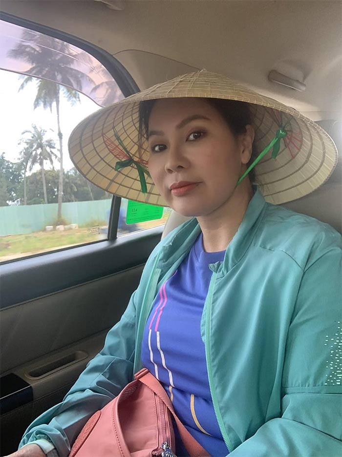 Mặc dù là một nữ doanh nhân giàu có nhưng ngoài đời, vợ Quý Bình rất giản dị, mộc mạc.