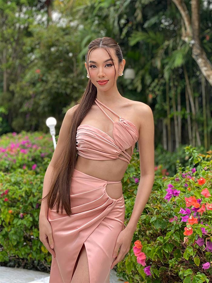 Váy cut-out cũng là một ưu tiên của Thùy Tiên khi muốn khoe ba vòng mơ ước.